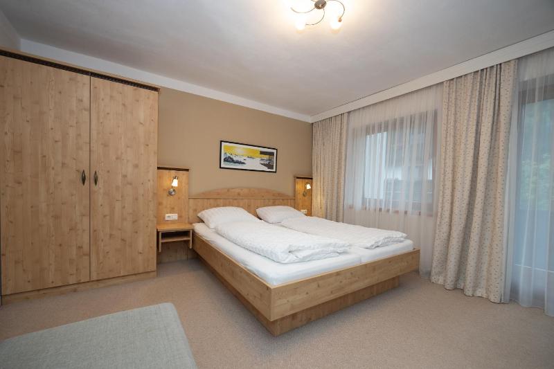 Double Room with Balcony image 3