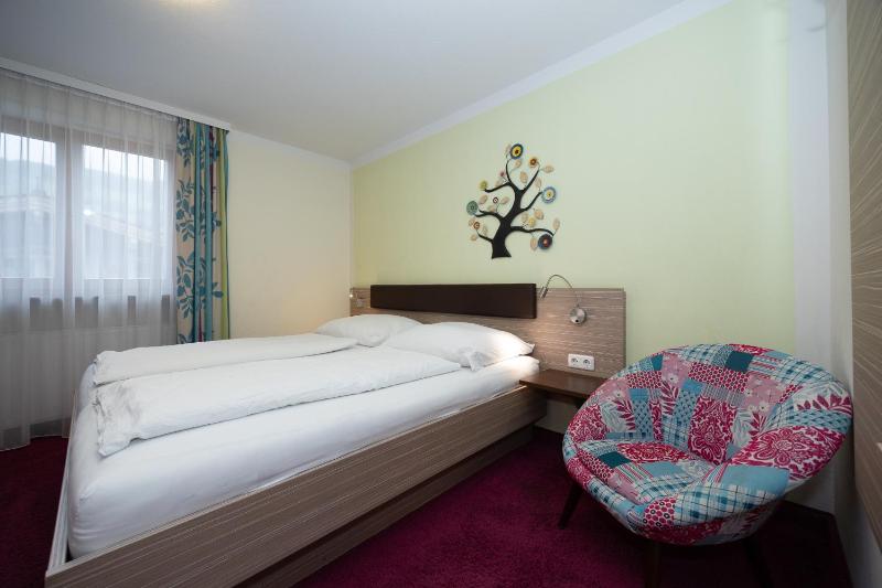 Double Room image 4