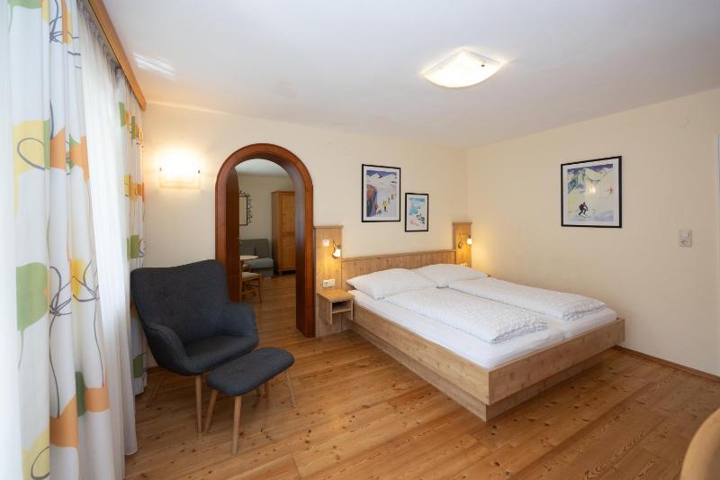 Family Room 1 image 3
