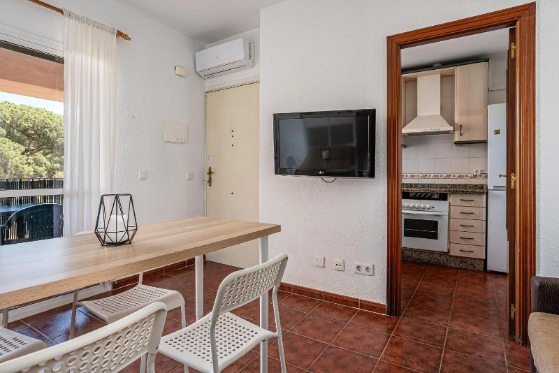 Apartamento económico en La Barrosa con piscina - image 15