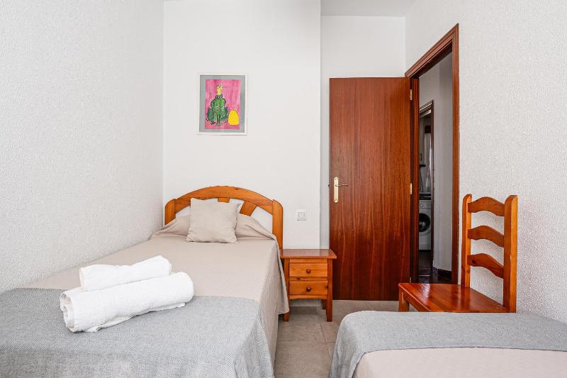 Apartamento económico en La Barrosa con piscina - image 11