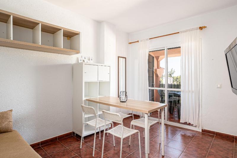 Apartamento económico en La Barrosa con piscina - image 7