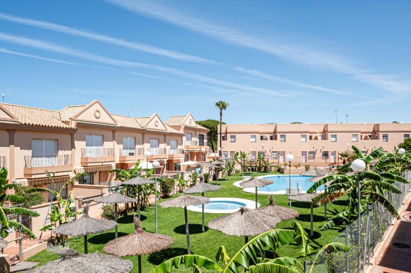 Apartamento económico en La Barrosa con piscina - image 12
