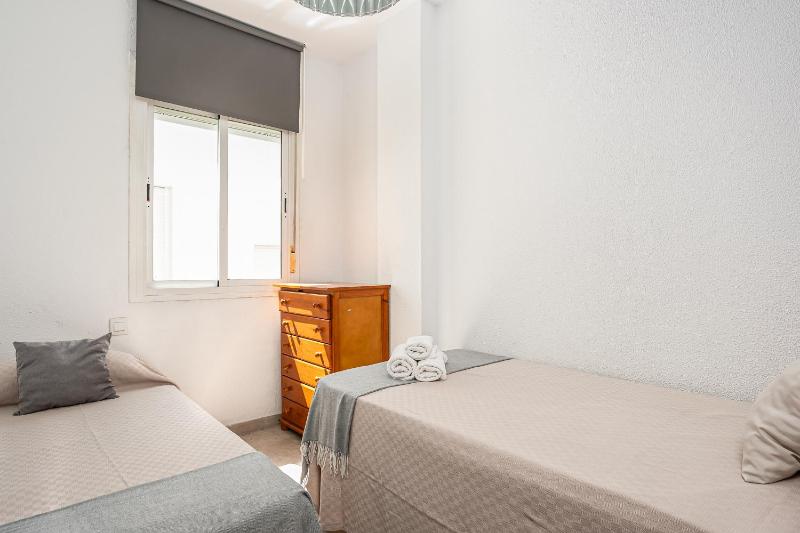 Apartamento económico en La Barrosa con piscina - image 10