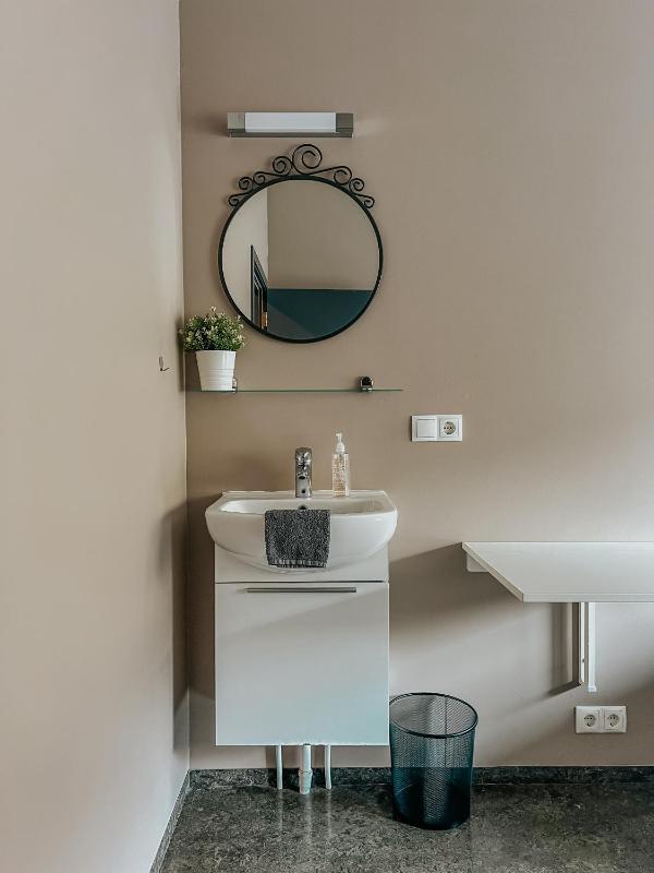 Twin Room with Shared Bathroom image 1