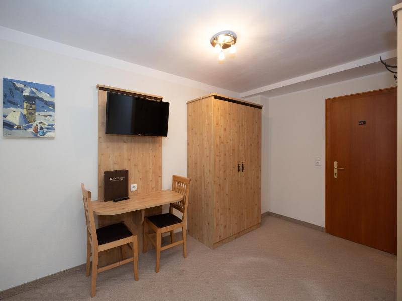 Twin Room image 4