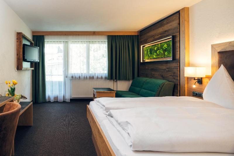 Superior Double Room with Balcony image 4