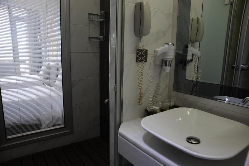 Superior Double or Twin Room with Sea View image 3