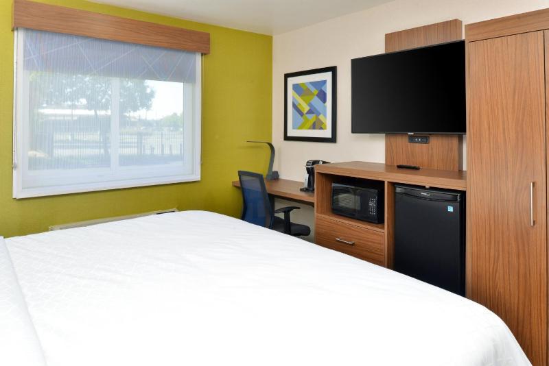 Standard King Room image 2