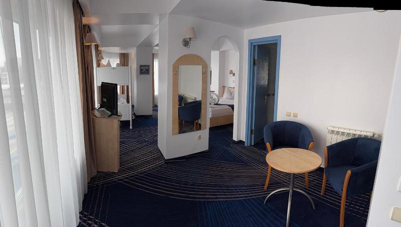 Superior Family Room image 3