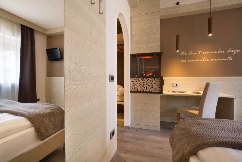 Double or Twin Room with Mountain View image 2