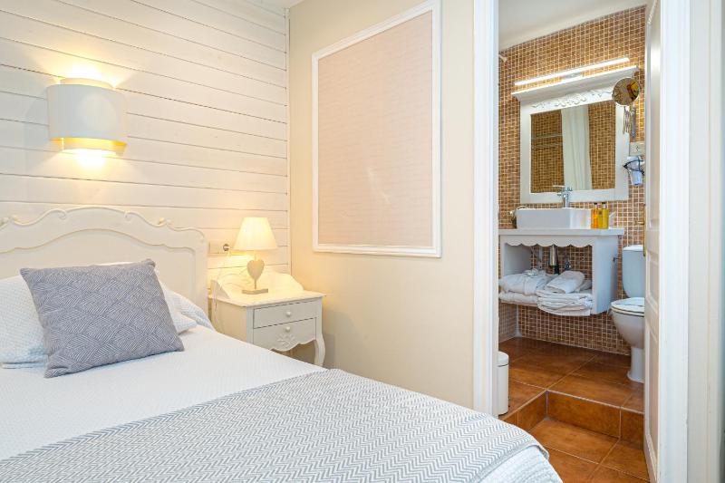 Economy Double Room image 4