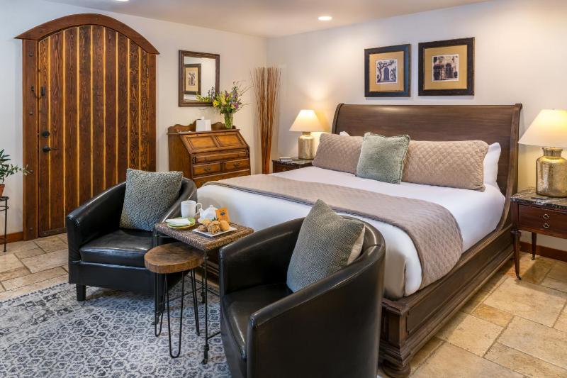 Deluxe King Room image 1