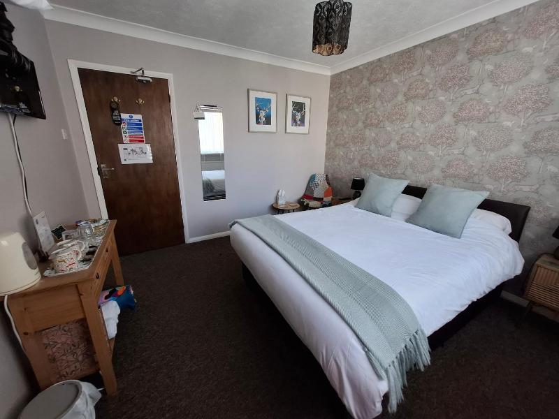 Double Room with Shared Bathroom image 4