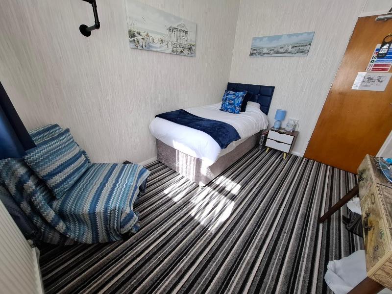 Single Room with Shared Bathroom image 4