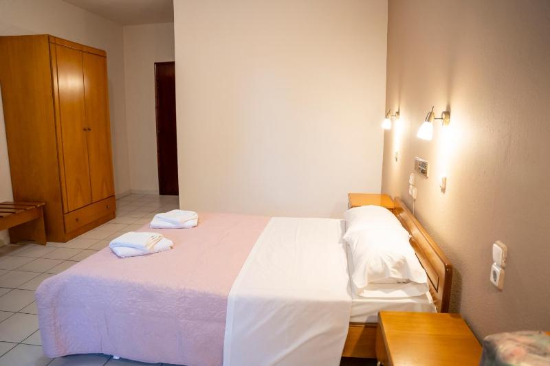 Double Room image 3