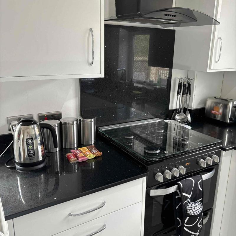 Southampton 3 Bedroom Luxury House - image 4