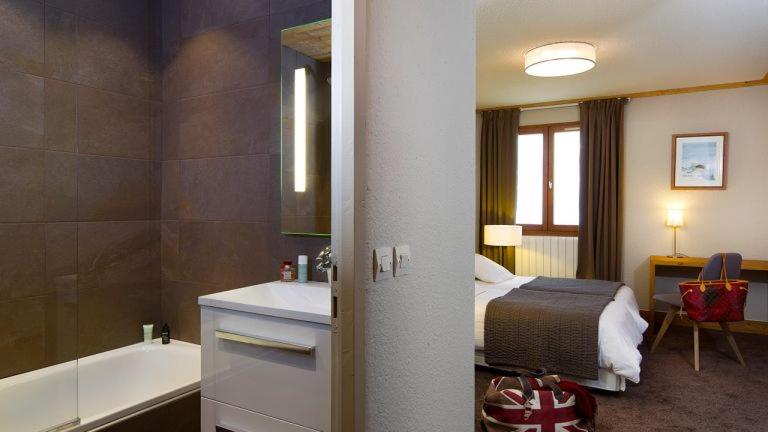 Double Room image 3