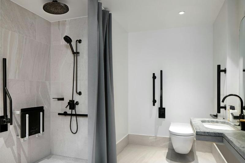 Fully Accessible Queen Room with City View image 1