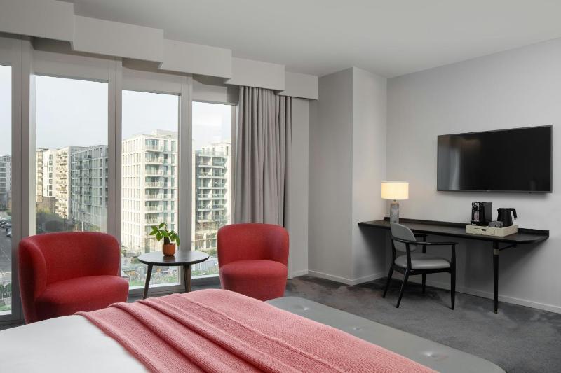 Fully Accessible Queen Room with City View image 3