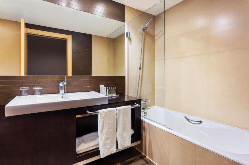 Standard Double Room image 3