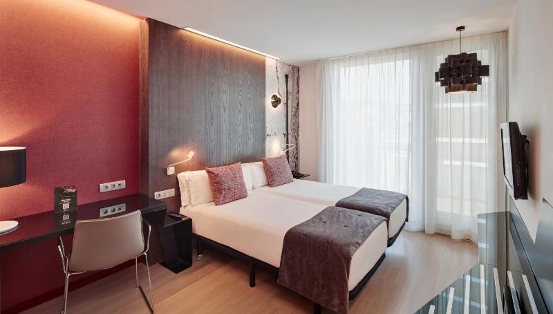 Classic Twin Room image 4