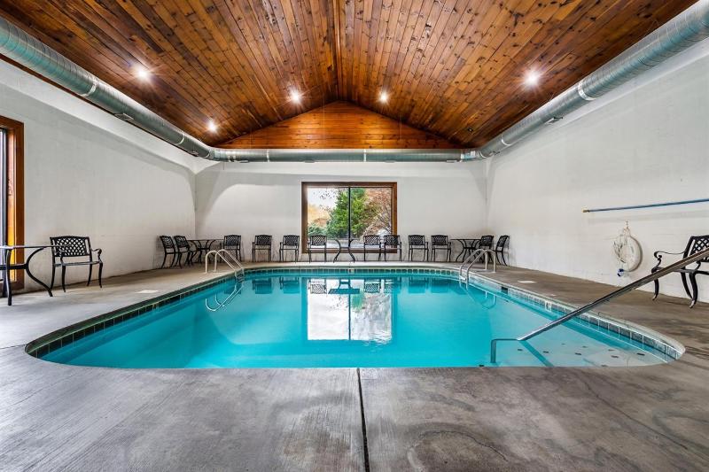 Bear Creek Falls Retreat-Miniature Golf Indoor and Outdoor pool Spacious Smoky Mountain Getaway! - image 40