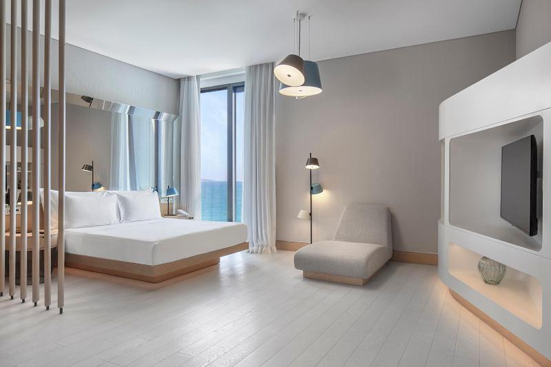 Deluxe King Room with Partial Sea View image 3