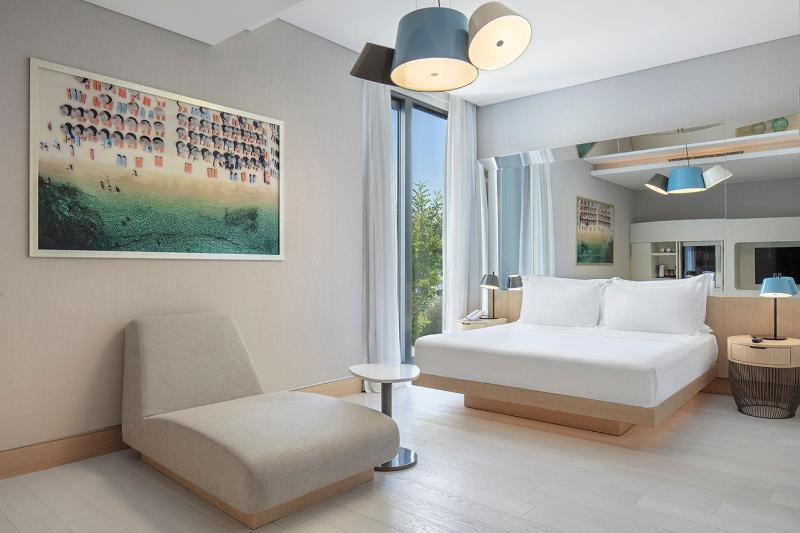 Deluxe King Room with Terrace - Partial Sea View image 3