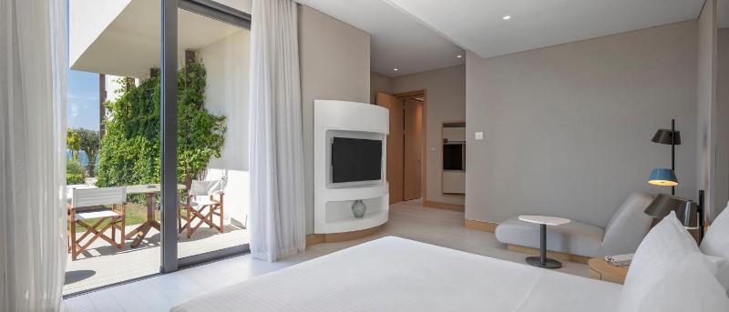 Deluxe King Room with Terrace - Partial Sea View image 4