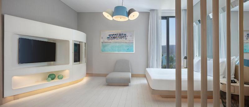 Deluxe King Room with Partial Sea View image 4