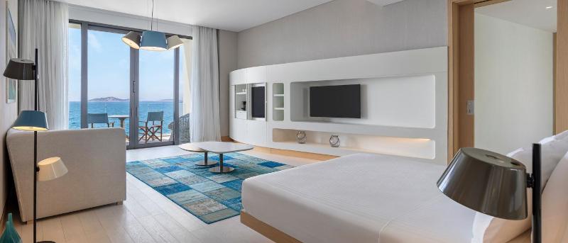 Junior King Suite with Balcony and Sea View image 4
