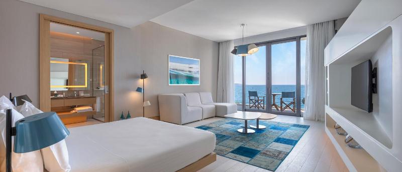Junior King Suite with Balcony and Sea View image 1