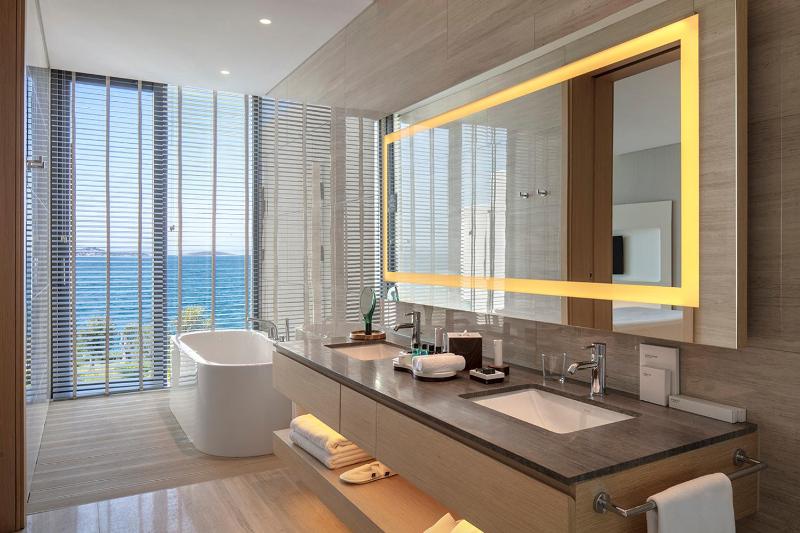 Junior King Suite with Balcony and Sea View image 3