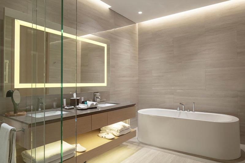 Premium King Room with Balcony and Sea View image 2