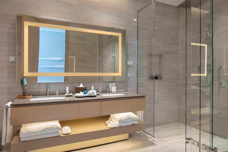 One-Bedroom Suite with Private Pool and Sea View image 4