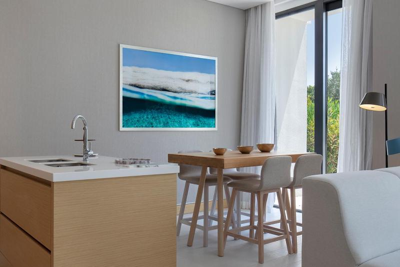 One-Bedroom Suite with Private Pool and Sea View image 3