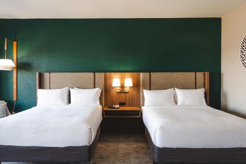 Standard Room with Two Queen Beds image 4