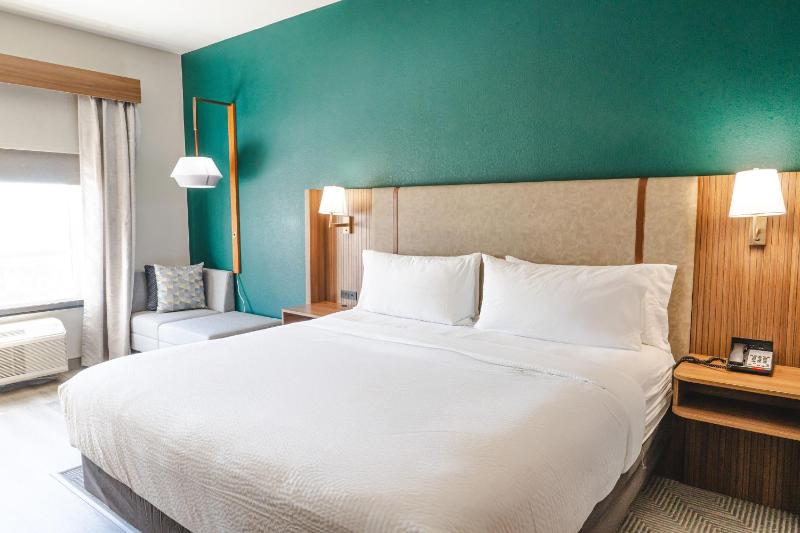 Standard King Room image 4