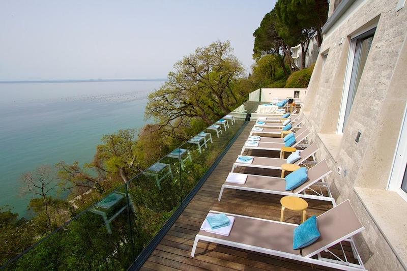 Hotel Riviera & Maximilian's - image 22