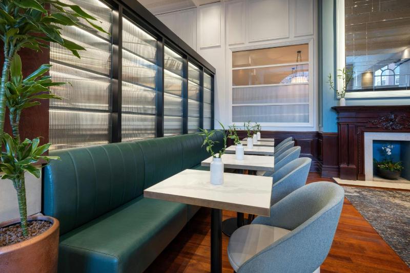 Junior Suite with City View, Executive Lounge Access image 3