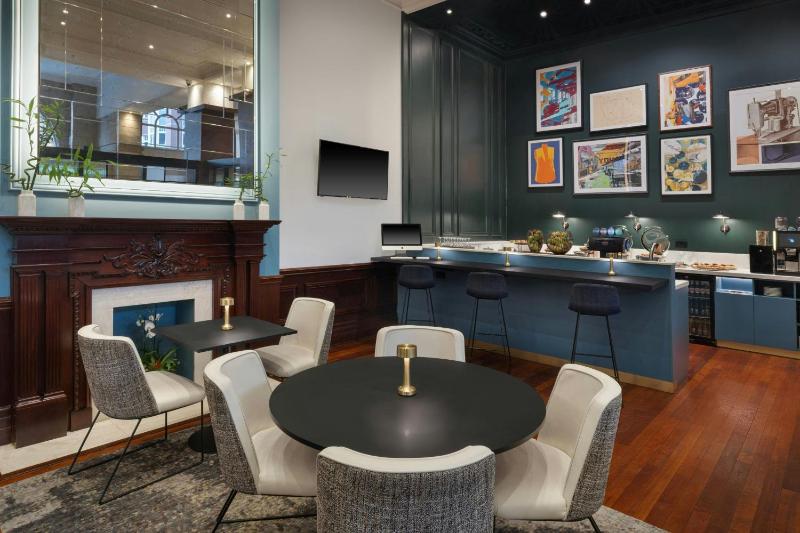 Junior Suite with City View, Executive Lounge Access image 4
