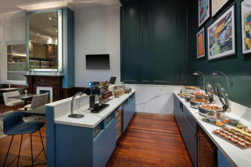 Junior Suite with City View, Executive Lounge Access image 2