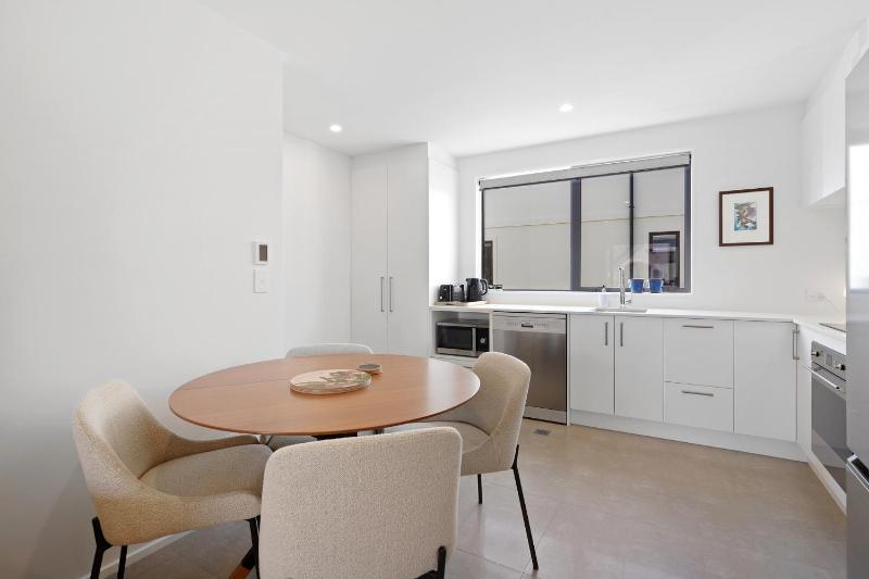 Modern Central Apartment - Christchurch Apartment - image 17