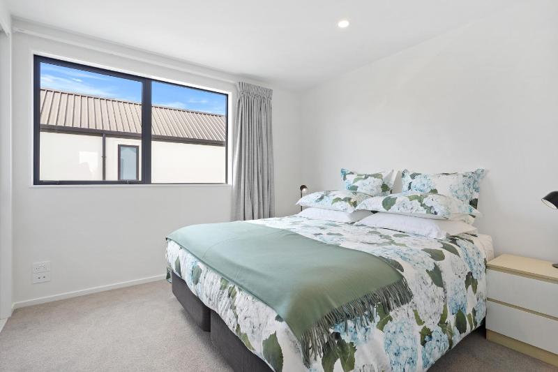 Modern Central Apartment - Christchurch Apartment - image 16