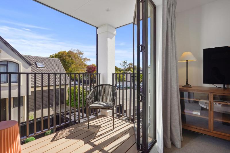 Modern Central Apartment - Christchurch Apartment - image 7