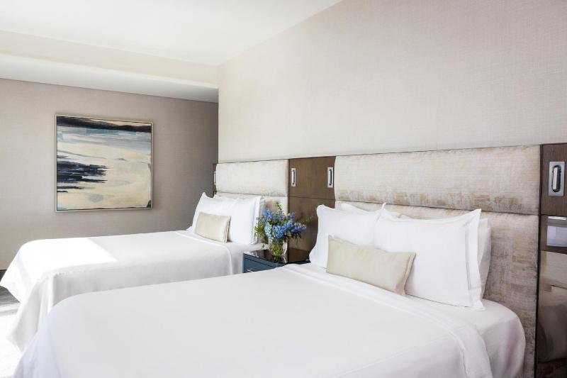 Classic Queen Room with Two Queen Beds and Channel View image 2