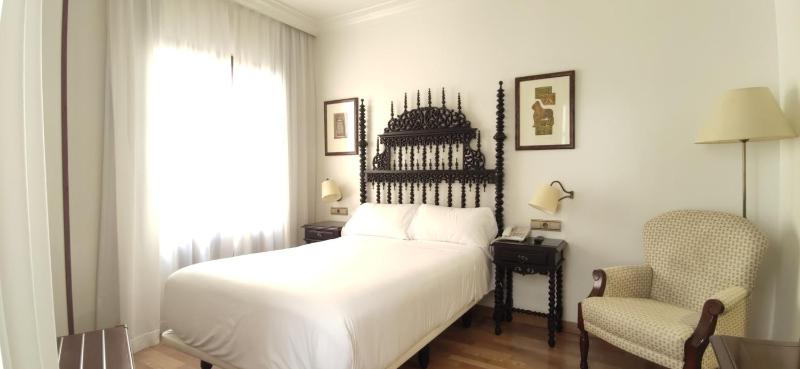 Basic Double Room image 4