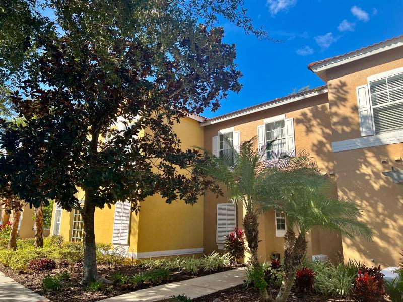 Grand Emerald 3BR Townhouse Near Disney Parks - image 3