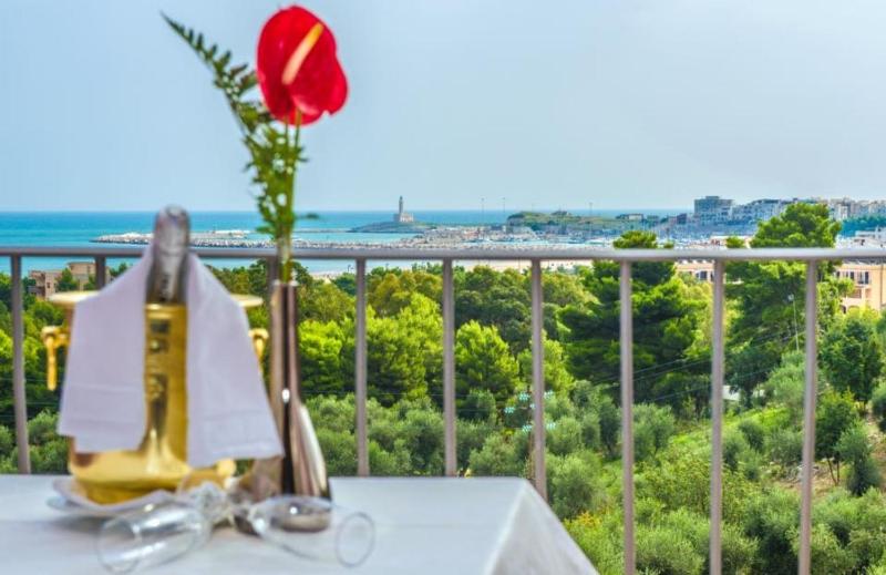 Double Room with Balcony and Sea View image 2